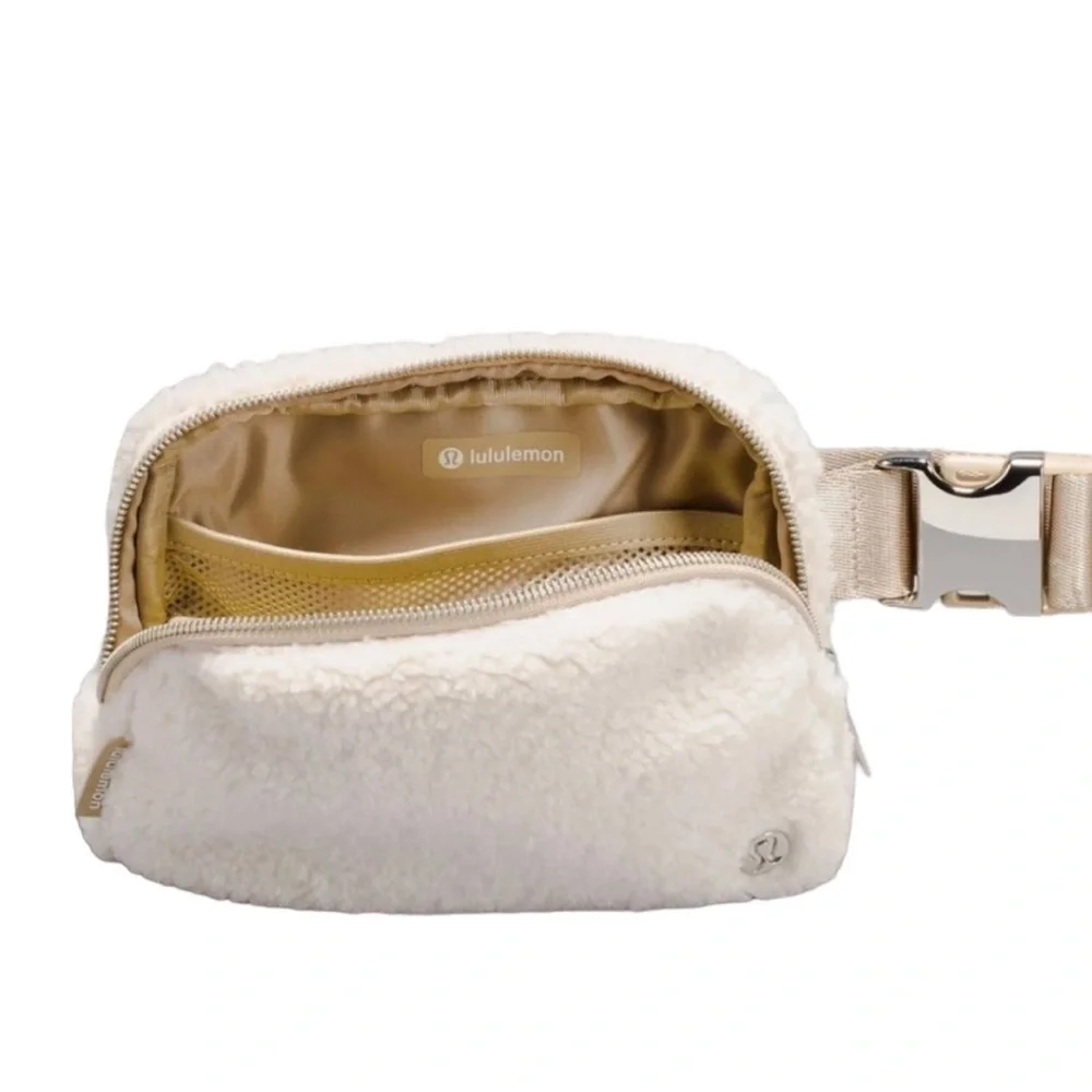 Lululemon Athletica Everywhere Fleece Belt Bag. NWT